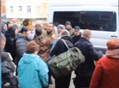 В Волгоградской области в день, когда в России объявили об окончании частичной мобилизации, с утра еще отправляли бойцов на СВО (ВИДЕО)