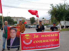 В Камышине активисты движения «За новый социализм» возложили цветы к Памятному знаку погибшим, отметив годовщину победы СССР над Японией