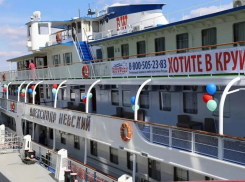 Теплоходы поплыли мимо Камышина: Волгоград первым в стране открыл круизный сезон