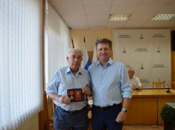 В Камышине глава Станислав Зинченко еще раз наградил «главного ветерана» города