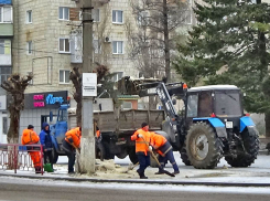 В Камышине «оранжевые жилеты» вышли чистить «снежную кашу» на улицах