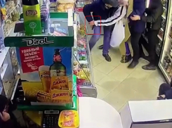 Полиция разместила ролик, на котором в магазине смелые покупатели обезвреживают негодяя с пистолетом (ВИДЕО)