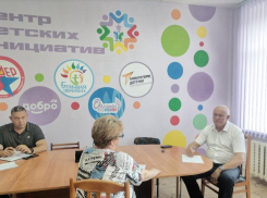Спикер Камышинской городской думы Владимир Пономарев о чем-то поговорил с горожанами