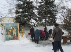 В Крещение в Свято-Никольский храм Камышина прихожанам оказалось не пройти из-за столпотворения личных авто