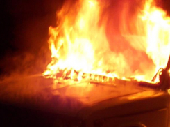 В Камышине на улице Стахановской превратился в факел автомобиль «Ауди»