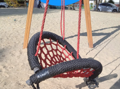 В Камышине изуродовали игровую площадку имени погибшего героя СВО Максима Ивченко, которую за свой счет установили родители бойца-разведчика (ВИДЕО)