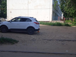 В Камышине полиция ищет сбежавшего с места ДТП водителя, ударившего иномарку в 6-м микрорайоне