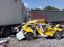 22-летняя девушка скончалась на московской трассе в Волгоградской области на месте кошмарного ДТП с легковушкой и фурой сегодня, 19 июня (ВИДЕО)