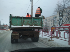 Службы благоустройства Камышина в ожидании гололеда начали заготовку песчаного «резерва» на тротуарах