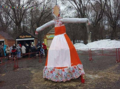 В Камышине уже шьют наряд для чучела Зимы, которое сожгут в центральном городском парке 2 марта