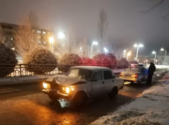 В Камышине сегодня вечером, 21 февраля, недалеко от памятника Маресьеву водитель влетел в столб