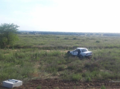 Дама за рулем чудом осталась жива, врезавшись в опору камеры видеофиксации на московской трассе