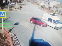 В Камышине в соцсетях показали, как на «нехорошем» перекрестке в ДТП попала «скорая» (ВИДЕО)