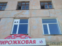 В Камышине после сноса перегородок новым собственником бывшего профилактория ХБК здание треснуло
