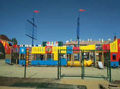 Детский игровой городок «Фрегат» у центральной набережной Камышина временно закрыли в связи с продолжением строительных работ