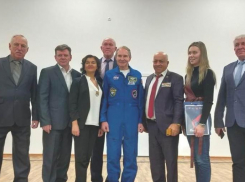 В Камышине чиновники и общественники сфотографировались с космонавтом и похвалились ракурсом в открытом доступе