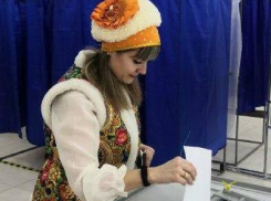 В Камышине во Дворце культуры «Текстильщик» ансамбль спел для избирателей и проголосовал, не снимая концертных костюмов