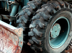 Захлебнувшуюся двухлетнюю малышку нашли в колесе трактора, - «Блокнот Волгограда»
