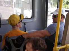 В Камышине инвалиды-колясочники «забастовали» в автобусе 12-го маршрута из-за не оборудованного для перевозки салона