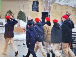 Юнармейцы отдавали честь Герою: в Камышине прошел митинг у памятника Александру Колгатину в годовщину его подвига