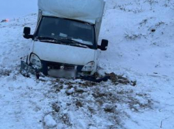 Машина попала в сугроб в кювете, а водитель в больницу в Волгоградской области