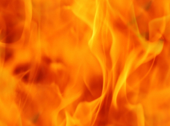 В Камышине ночью на улице Фабричной сгорел BMW и оплавился «ВАЗ» по соседству