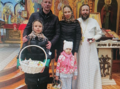 Депутат камышан в Госдуме Алексей Волоцков поздравил верующих и показал, как он с семьей ходил на Пасху в церковь
