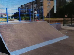 Администрация Камышина обрадовала молодежь тем, что она установила на набережной скейтодром