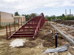 Администрация Камышина доложила горожанам, что построила в парке Текстильщиков красный велосипедный мост