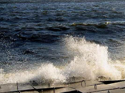 Шквалистый ветер поднял на Волге в акватории Камышина огромные волны