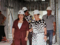 В Камышине прошла очередная экскурсия на стройку новой поликлиники - для высокопоставленной гостьи из Волгограда: конкретики по визиту нет