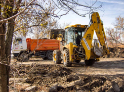 В парке Текстильщиков строители зачищают территорию под бывшей танцплощадкой, ставят скамейки и высаживают новые деревья