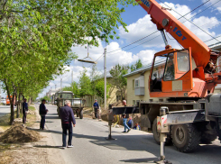 В Камышине коммунальщики приступили к завершающему этапу замены трубы на улице Текстильной и вновь перекрыли вижение