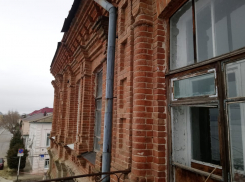 Депутат Камышинской городской думы обратил внимание чиновников, что из стен старинных домов на голову прохожим вот-вот начнут срываться кирпичи