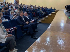 «Во время траура пиарятся на детях»: мэры Волгограда и Волжского в своё рабочее время сгоняют бюджетников на праймериз «Единой России», - «Блокнот Волгограда»