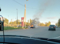 Камышане выложили в соцсетях фото и видео автомобиля, загоревшегося на дороге