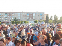 Концерт в день рождения Героя прошел в Камышине под «аккомпанемент» фонтанов
