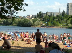 Камышане, несмотря на официально закрытые городские пляжи, дружно открыли купальный сезон