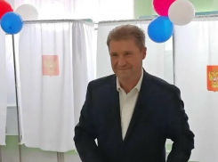 Глава Камышина Станислав Зинченко сообщил всем, что он пришел голосовать с дочерью, и устроил радостную фотосессию у урны (ВИДЕО)