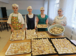 Школьники из Камышинского района напекли ароматных пряников для бойцов на передовую