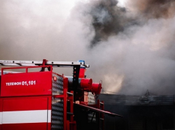 Из горящего дома под Камышином пришлось спасать людей