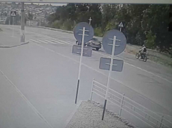 Горожанин прислал в «Блокнот Камышина» фото вороятного лихача на красном мотоцикле, сбившего коляску с трехмесячным ребенком и сбежавшего