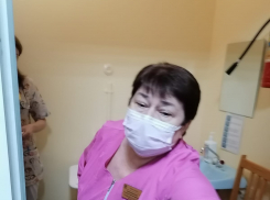 Камышанку с ребенком на руках медики продержали в пустом кабинете полчаса, упражняясь в нотациях, а процедура заняла всего минуту