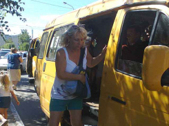 В Камышине водители маршруток норовят подсаживать и высаживать пассажиров «на лету»