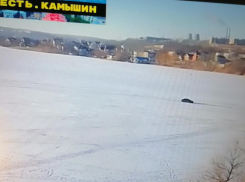 В Камышине чиновники практикуются в литературе по части запретов выезда на лед, а машины носятся по Волге с одного берега на другой как ни в чем не бывало (ВИДЕО)