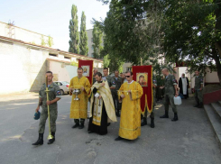 В Камышине прошел крестный ход у воинской части десантников