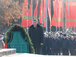 Память защитников Сталинграда почтил Андрей Бочаров у Вечного огня 