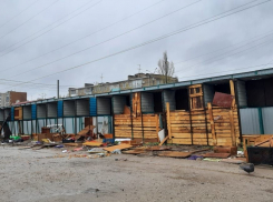 В Камышине на 3-м городке шквал перевернул рынок