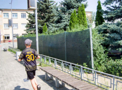 Зачем на «границе» между площадками ДК «Текстильщик» и рестораном «Русский» натянули сетки? - камышанка 