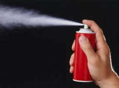 Поздним вечером негодяй, требуя наличность у студентки, распылил ей в лицо баллончик с газом